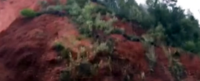Copertina di Frane, automobilista cinese riprende la montagna sbriciolarsi dopo le forti piogge