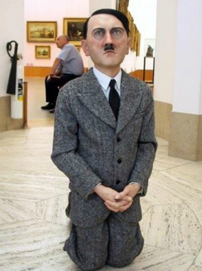 Maurizio Cattelan, il suo Adolf Hitler battuto all’asta per 15 milioni di euro