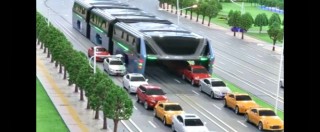 Copertina di Cina, ecco il bus del futuro che passa sopra le auto e non inquina – VIDEO