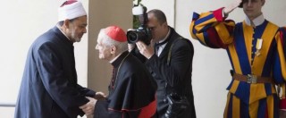 Copertina di Vaticano, il Papa abbraccia l’imam di al-Azhar. “Il nostro incontro è il messaggio”