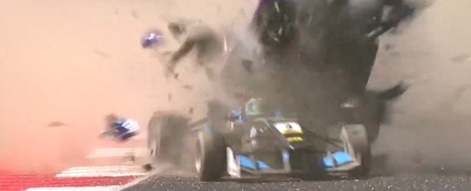 Copertina di Formula 3, la vettura si disintegra in volo dopo lo schianto. E i due piloti? Illesi