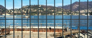 Copertina di Como, da otto anni il lago ingabbiato da un cantiere fermo per le inchieste. 80mila cartoline anti-muro per Renzi