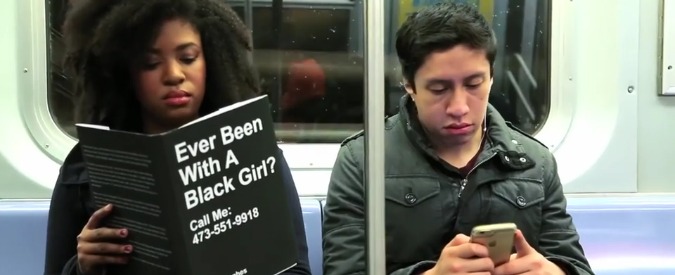 “Mai stato con una donna di colore?”, legge libri (finti) offensivi in metro: le reazioni dei passeggeri