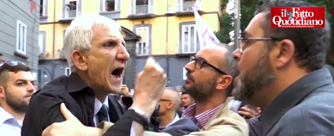 Copertina di M5S, Di Battista e Fico contestati dagli espulsi a Napoli: “Li schifo”. Sfiorata la rissa