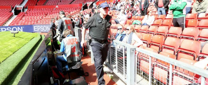 Copertina di Regno Unito, evacuato stadio del Manchester United per allarme bomba: partita annullata. Polizia: “Il pacco sospetto era un falso ordigno”