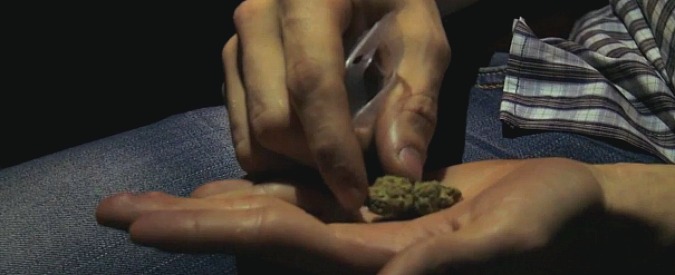 Copertina di Servizio Pubblico, alla ricerca di Amnèsia. La marijuana chimica in mano alla camorra