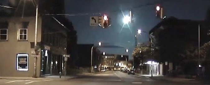 Copertina di Meteorite nel New England, palla di fuoco illumina le notti. Dal Canada a New York