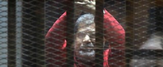 Copertina di Egitto, due giornalisti di Al Jazeera condannati a morte per spionaggio. Rimandato il giudizio su Morsi