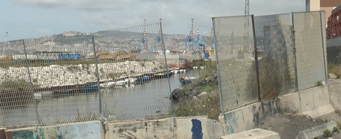Copertina di Napoli est è “l’altra Bagnoli” di cui nessuno parla: bonifiche mai partite, oleodotti che corrono di fianco alle abitazioni e tumori fra i residenti
