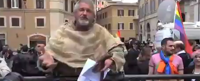 Copertina di Unioni gay, arriva il predicatore a Montecitorio: “Lui più lui non è civile, bimbi non imparano parola mamma”
