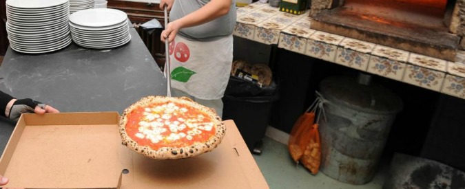 Separazioni, il marito-pizzaiolo non paga alimenti. Il giudice lo assolve: “Alla ex ha offerto pizze, ma lei ha rifiutato”