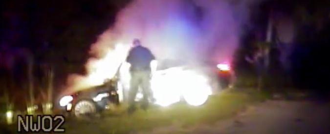 Copertina di Usa, vicesceriffo eroe: estrae un uomo da un’auto in fiamme