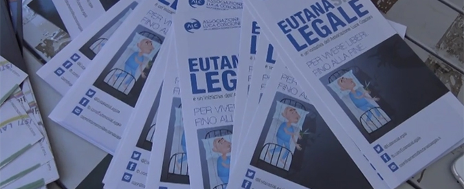 Copertina di Roma, cittadini in coda per firmare il proprio testamento biologico al gazebo dei Radicali