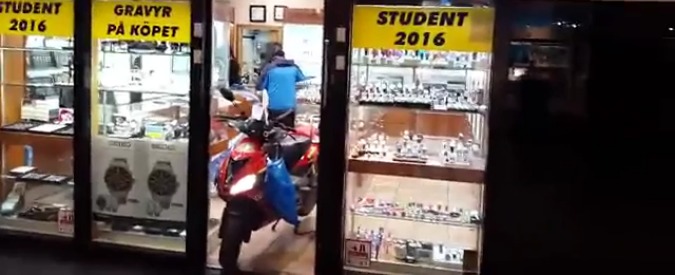 Copertina di Stoccolma, i ladri più maldestri della storia: trasformano la rapina in una gag comica