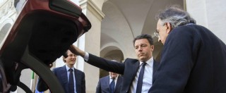 Copertina di Alfa Romeo Giulia, Renzi la presenta dopo aver aperto ad abolizione bollo auto. “Grato per gli investimenti in Italia”