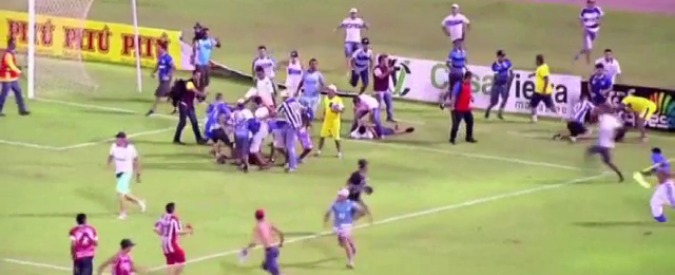 Copertina di Brasile, violenta rissa tra ultrà rivali: decine di feriti, uno in gravi condizioni