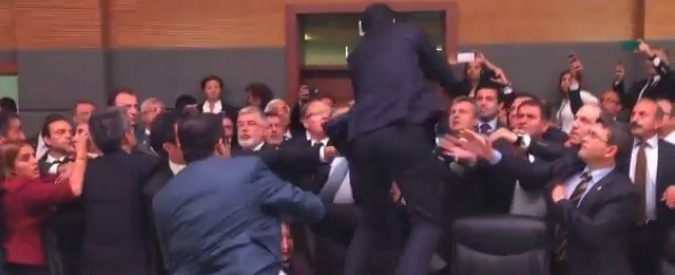 Copertina di Turchia, nuova rissa in Parlamento sull’immunità: calci e pugni tra i deputati di Erdogan e i filo-curdi