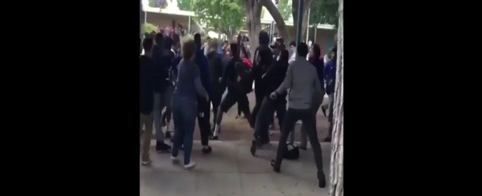 Copertina di Los Angeles, maxi rissa tra gli studenti: polizia costretta a intervenire in forze