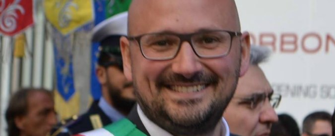 Marò, il sindaco Pd Simone Negri: “Sono tornati, Federazione pesca invita alla prudenza”. Fratelli d’Italia: “Vergogna”