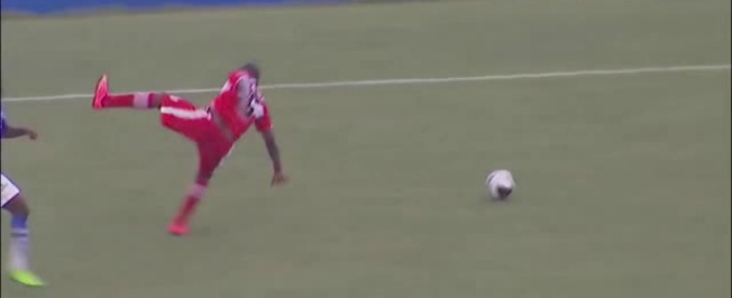 Copertina di Calcio, la simulazione è talmente ridicola che il telecronista brasiliano scoppia a ridere