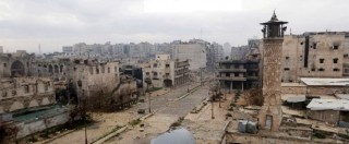 Copertina di Siria, raid aereo su un campo profughi: “Almeno 30 morti”. Tregua ad Aleppo