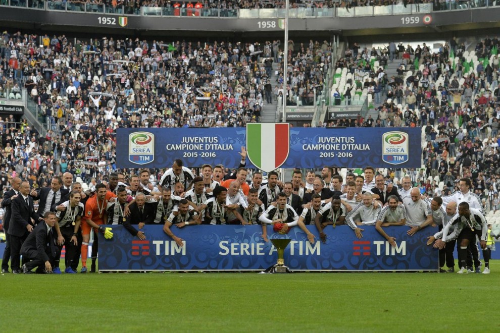Juventus, Gigi Buffon alza la coppa dello scudetto per la ...