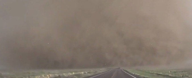Copertina di Usa, allerta tornado in Colorado: un enorme vortice devasta una città ferendo diverse persone