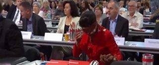 Copertina di Germania, torta in faccia alla leader di sinistra Wagenknecht: azione rivendicata da gruppo antifascista