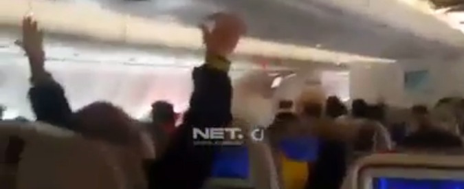 Copertina di Indonesia, violenta turbolenza sul volo Abu Dhabi – Giacarta: 31 passeggeri feriti