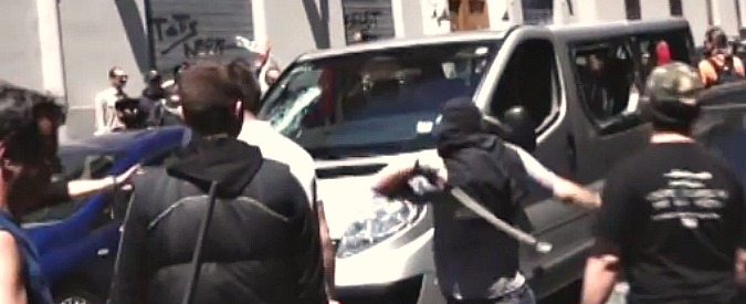 Copertina di Casapound, assalto degli antagonisti al Van Ncc: “Fascisti”. Rocambolesca retromarcia