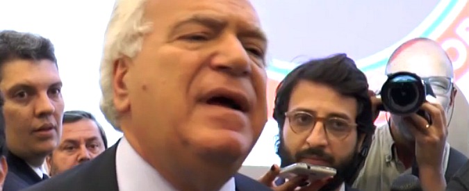 Copertina di Ala a Napoli. Il Verdini pensiero tra figli dei boss in lista, Cosentino e “la mamma della Capacchione”