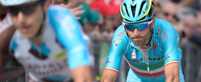 Giro d’Italia 2016, Vincenzo Nibali crolla in salita: si valuta il ritiro