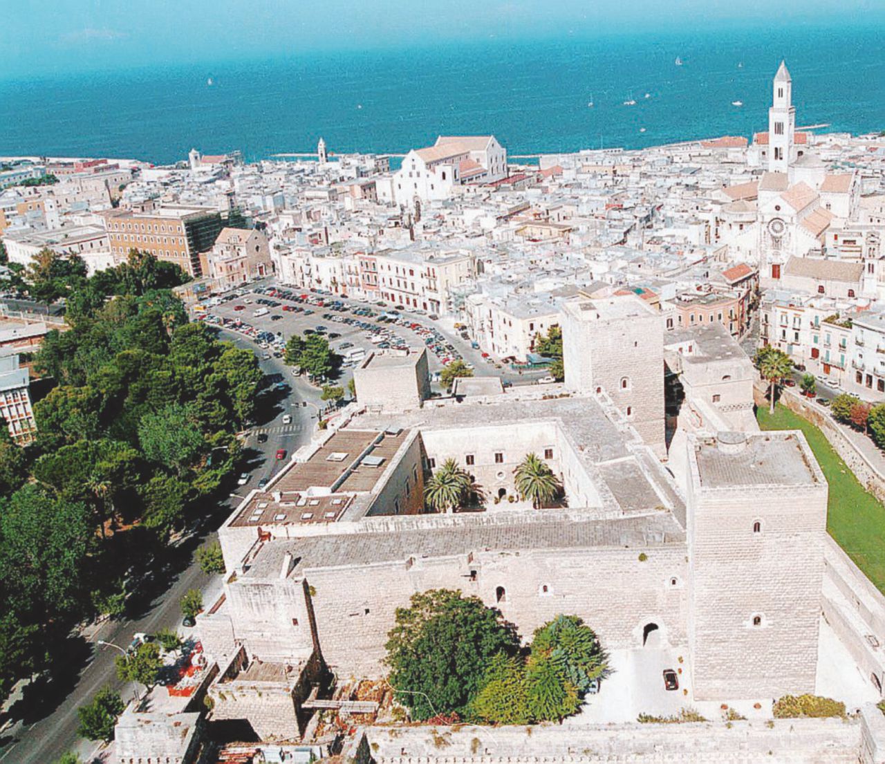 A due passi dal Castello svevo di Bari, in un’area vincolata dal 1930, negli anni 50 hanno costruito gli uffici del Provveditorato alle Opere pubbliche: nel 2010 hanno deciso di ampliarli L’edificio pubblico è abusivo: il “divieto” lo scoprono i cittadini