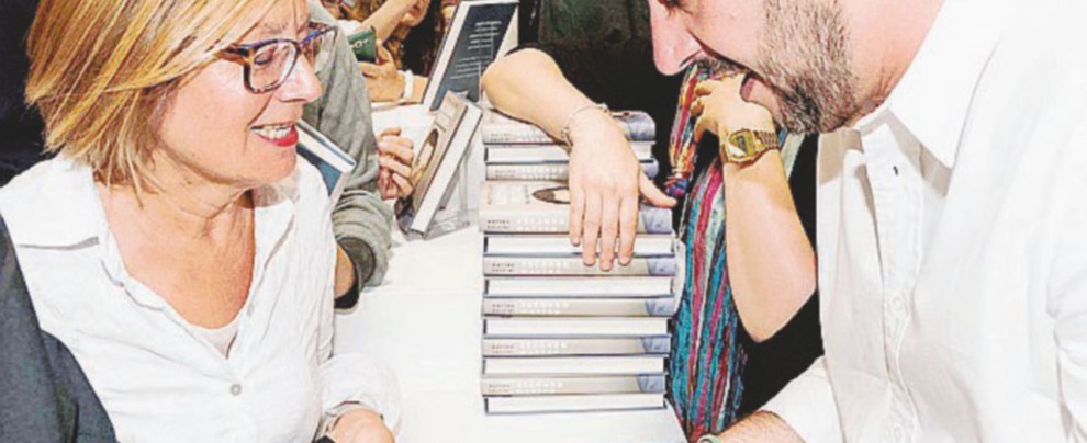 Matteo Salvini, segretario della Lega, firma le copie di “Secondo Matteo” al Salone del libro - LaPresse Salvini meglio scritto che in tv. Non era difficile
