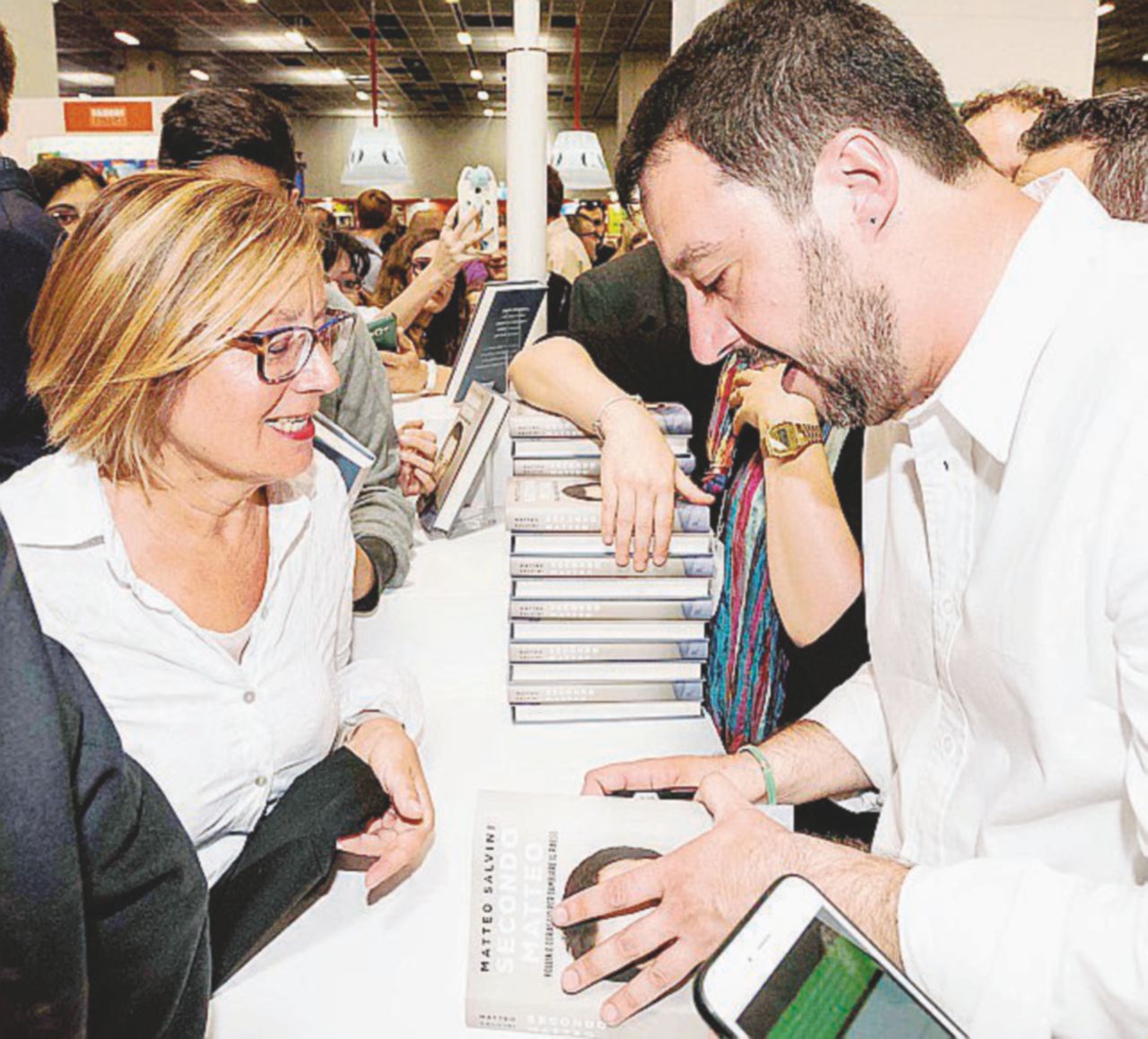 Matteo Salvini, segretario della Lega, firma le copie di “Secondo Matteo” al Salone del libro - LaPresse Salvini meglio scritto che in tv. Non era difficile