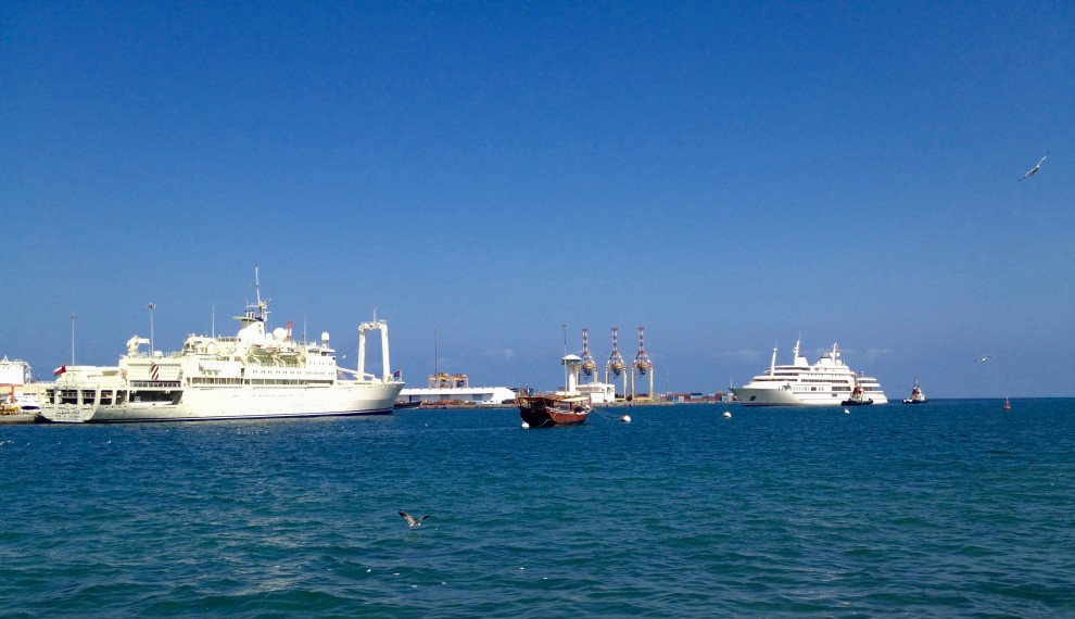 Muscat: i due yacht del sultano e una barca tradizionale