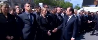 Copertina di Poliziotti uccisi a Parigi: agente rifiuta di salutare Hollande e Valls. Il video ravvicinato
