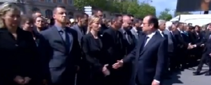 Copertina di Poliziotti uccisi a Parigi: agente rifiuta di salutare Hollande e Valls. Il video ravvicinato