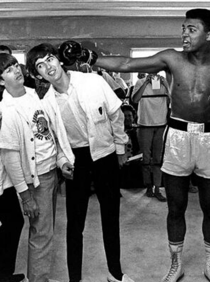 Muhammad Ali, addio a una vera icona pop: al bar con Malcom X, un “pugno per stendere” i Beatles e poi con i ragazzi dei quartieri poveri