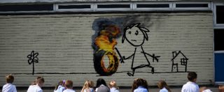 Copertina di Bristol, Banksy regala un murale agli alunni di una scuola elementare