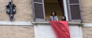 Copertina di Boldrini espone drappo rosso dal suo ufficio: “Uomini violenti rassegnatevi: non rinunceremo mai alla libertà”