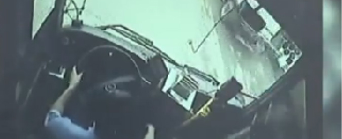 Copertina di Cina, video choc: pneumatico colpisce bus, poi il terribile impatto. Morto il conducente