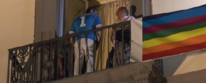 Copertina di Elezioni Napoli, De Magistris con la maglia calcistica: “Abbiamo vinto contro tutti”