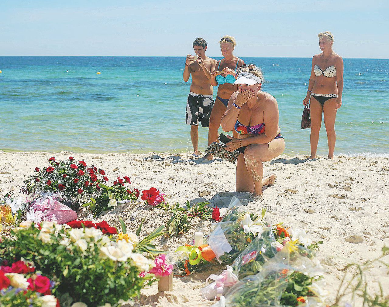 a preghiera dei turisti dopo la strage sulla spiaggia di Sousse. Nella Gerusalemme d’Africa i musulmani proteggono gli ebrei