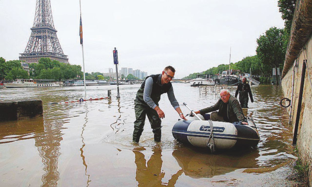 La tempesta perfetta travolge Hollande e Valls