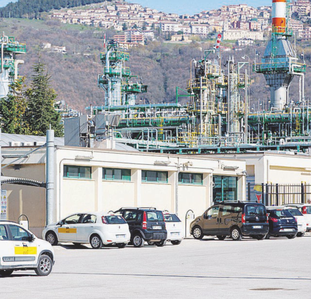 Copertina di Bonifica di Viggiano, Descalzi dai pm