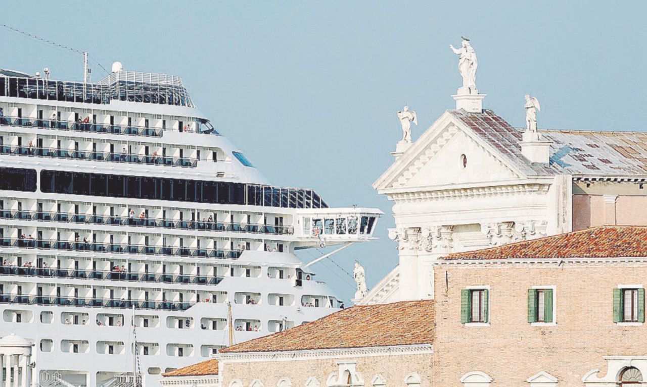 Copertina di Grandi navi,  pressing degli armatori: mani libere sull’ambiente
