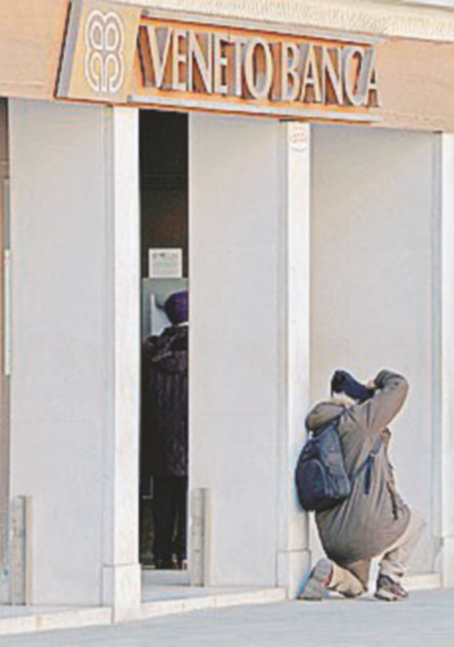 Veneto Banca, minaccia il suicidio davanti alla sede