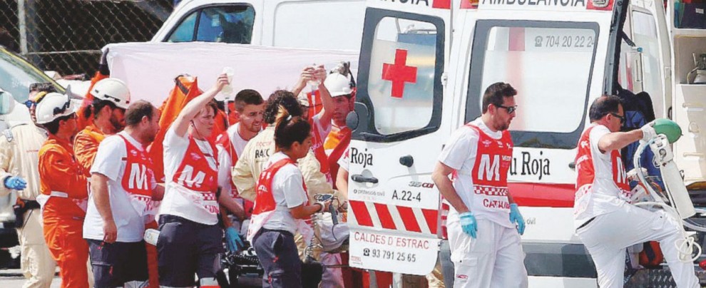 Luis Salom (in basso), 24 anni. È praticamente morto sul colpo - LaPresse/Ansa Dramma Montmeló, morto il pilota spagnolo Salom