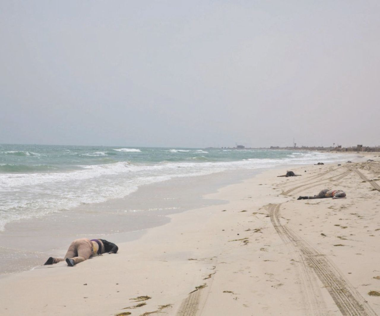 Il mare restituisce i morti: strage sulla spiaggia libica